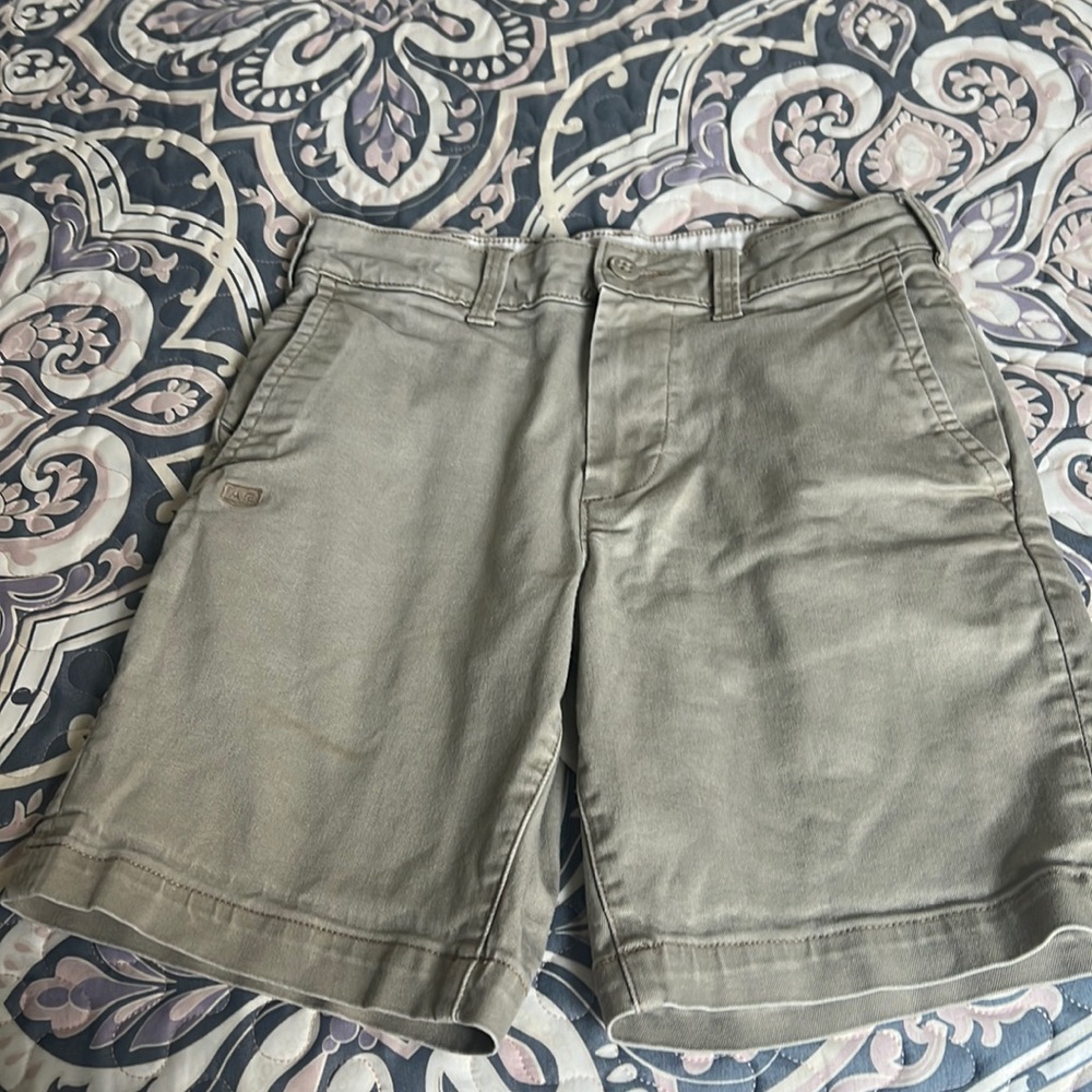 Men 26” Ae khaki shorts